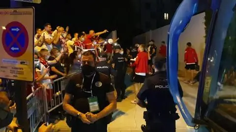"Polska, Biało-Czerwoni!". Brawa przywitały piłkarzy w hotelu