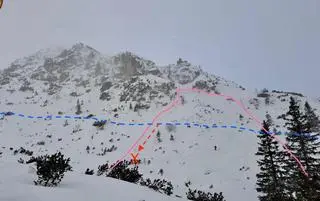 Kolor różowy - obrys lawiny, kolor niebieski - szlak, którym poruszał się turysta, kolor czerwony prawdopodobne miejsce porwania przez lawinę, czerwony X - miejsce odnalezienia turysty. 