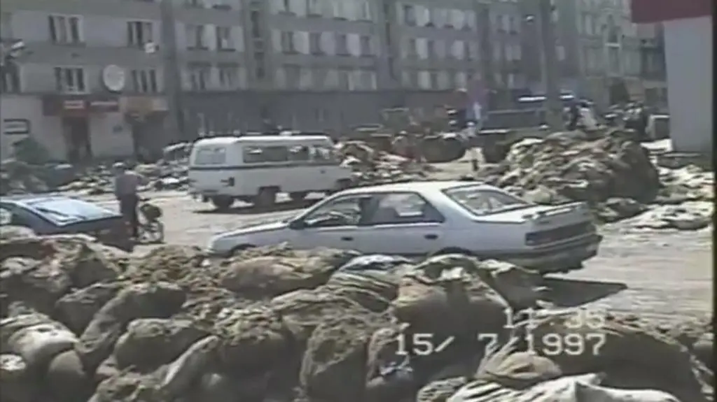 15 lipca 1997 r. we Wrocławiu. Woda odsłania ogrom zniszczeń