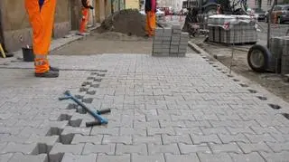 Podczas kładzenia kostki brukowej, robotnicy napotkali problem