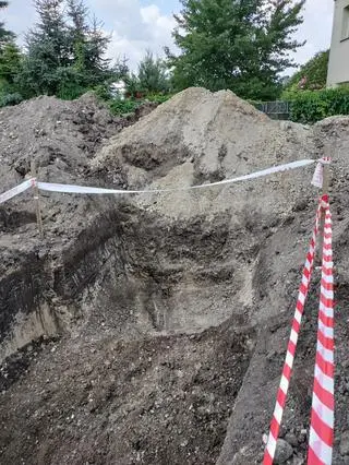 Na miejscu pojawił się prokurator, a później służby konserwatorskie
