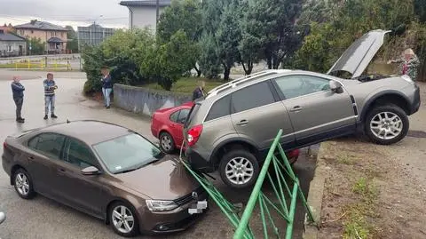 Radziejów. Samochód stoczył się na zaparkowane pojazdy