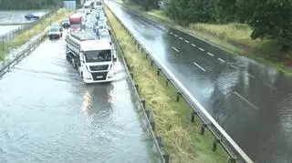 Zalana autostrada w obu kierunkach. Przejeżdżają tylko auta ciężarowe