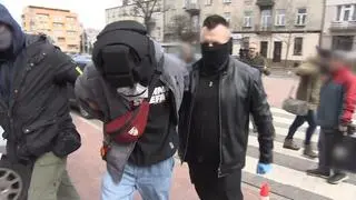 27-letni ojczym poparzonego i połamanego chłopca