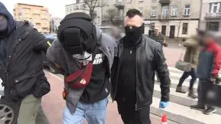 27-letni ojczym poparzonego i połamanego chłopca