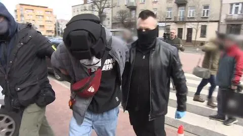 27-letni ojczym poparzonego i połamanego chłopca