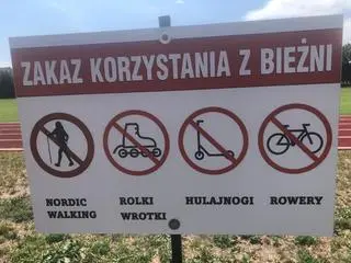 Obok stoi tabliczka z informacją o zakazach 