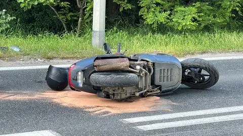 Wypadek w okolicy przejazdu kolejowego. Kierowca jednośladu ranny