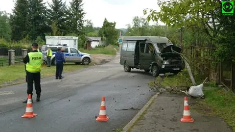 Kradzionym busem uderzył w radiowóz i ściął betonową latarnię