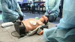 Fizjoterapeuci, farmaceuci i diagności laboratoryjni uczą się też co robić, gdy zaszczepiony źle się poczuje albo dostanie wstrząsu anafilaktycznego