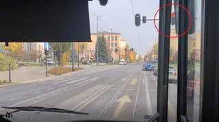 Kierowca autobusu miejskiego skręcił w lewo z pasa dla jadących na wprost na czerwonym świetle
