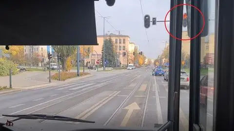 Kierowca miejskiego autobusu z pasa dla jadących na wprost skręcał w lewo i przejechał na czerwonym świetle