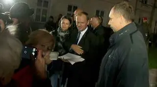 Donald Tusk wyszedł z prokuratury po 8 godzinach