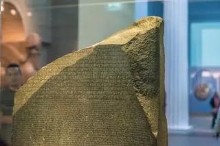 Kamień z Rosetty należy do zbiorów Muzeum Brytyjskiego
