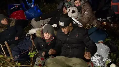 Czarnek o rodzinach migrantów z dziećmi na granicy: "są zaopiekowane". Co na to świadkowie?