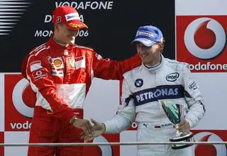 Robert Kubica na podium w swoim trzecim wyścigu w F1. Obok Michael Schumacher