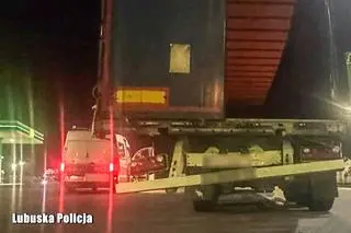 Policjanci ukarali kierowcę mandatem, odebrali dowód rejestracyjny i zakazali dalszej jazdy tą ciężarówką