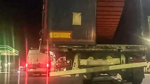 Policjanci ukarali kierowcę mandatem, odebrali dowód rejestracyjny i zakazali dalszej jazdy tą ciężarówką