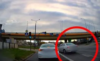 Z pasa do jazdy na wprost pojechali w lewo