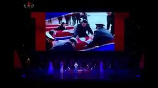 W trakcie uroczystości w Pjongjangu pokazano zdjęcia Kim Dzong Una okrywającego trumny narodową flagą