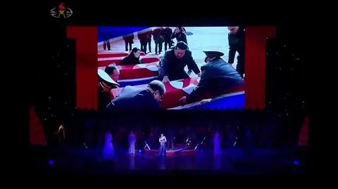 W trakcie uroczystości w Pjongjangu pokazano zdjęcia Kim Dzong Una okrywającego trumny narodową flagą
