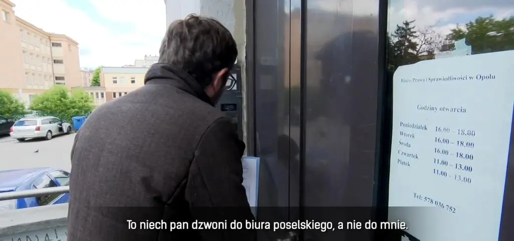 Biura poselskie widmo. Dziennikarz puka i słyszy: "tu nie ma biura, ja się z łóżka zerwałam" 