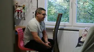 Pan Rafał samotnie wychowuje dwie córki