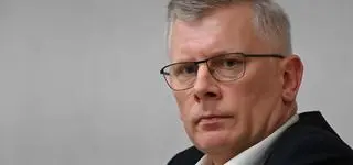 Oskarżał Tuska, teraz sam jest oskarżany. Kim jest człowiek Nawrockiego?