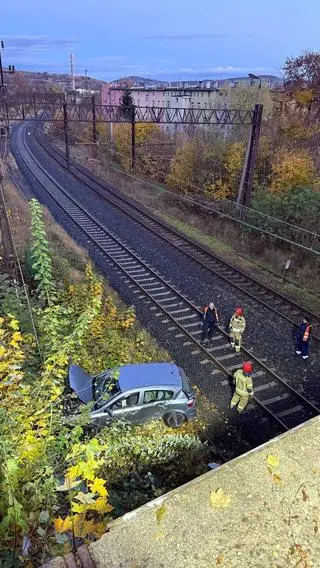 Samochód spadł z wiaduktu w Jeleniej Górze