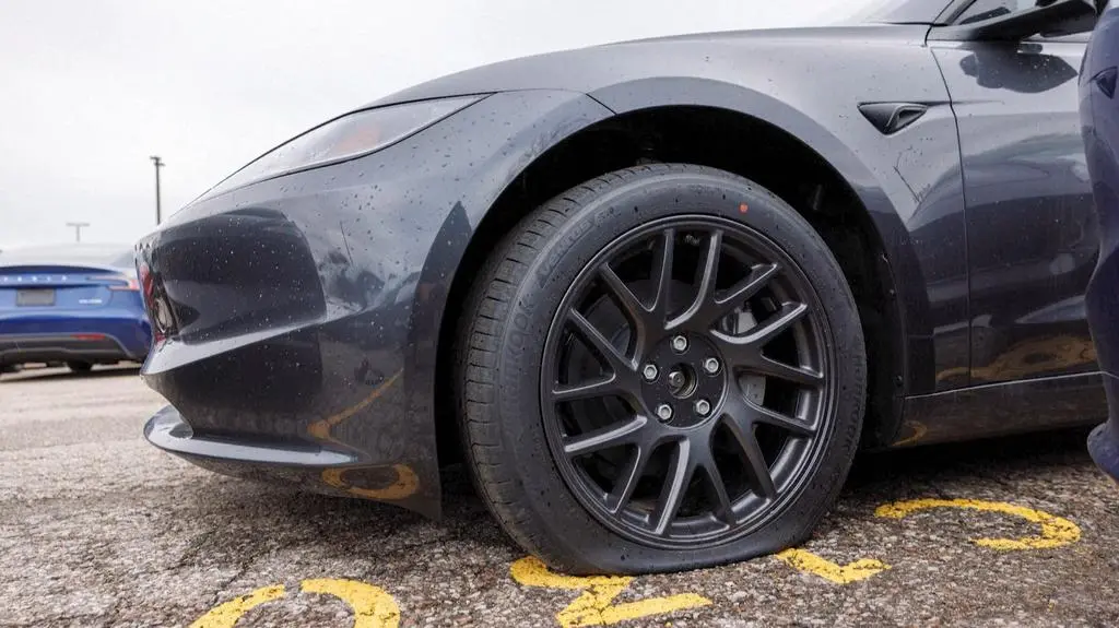 Uszkodzone tesle na parkingu salonu samochodowego w Hamilton 