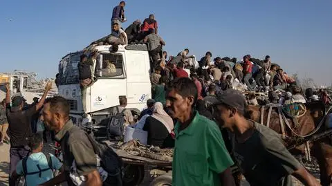 Palestyńczycy próbują zdobyć żywność przewożoną przez ciężarówkę z pomocą humanitarną