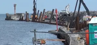 Koparka wpadła do morza