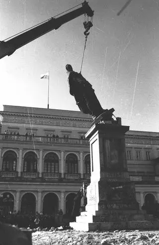 Pomnik Feliksa Dzierżyńskiego zdemontowano 17 listopada 1989 roku 