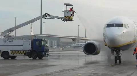 Samoloty przygotowywane do startu w trudnych warunkach