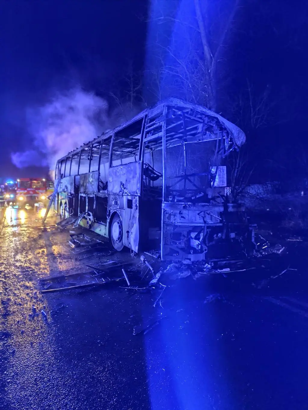 Autokar spłonął po wypadku