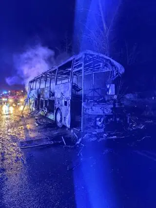Autokar spłonął po wypadku