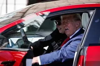 Donald Trump z Elonem Muskiem w tesli
