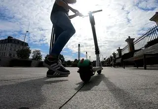 Na hulajnogach i rowerach "dochodzi do gigantycznych urazów"
