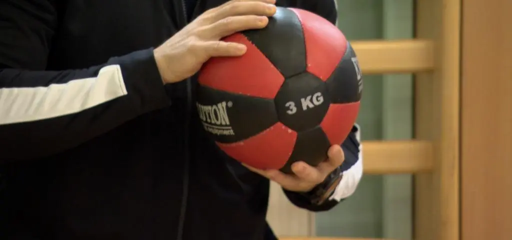 Rzut piłką, slalom i "brzuszki". Policja płaci i wymaga