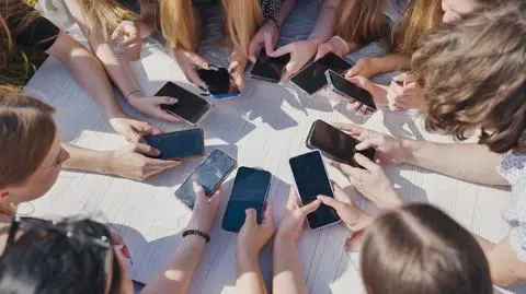 Coraz więcej szkół zakazuje korzystania ze smartfonów. Eksperci: to nie pomoże w rozwiązaniu problemów