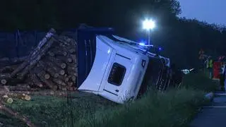 Zderzenie ciężarówki i auta osobowego