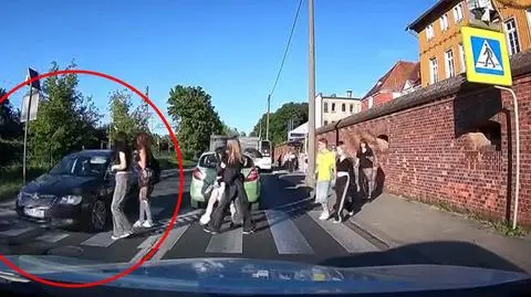 Przejechał przez przejście tuż przed pieszymi