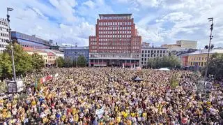 Uczestnicy protestu przeciwko rasizmowi i przemocy na placu Youngstorget w Oslo