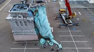 Wiatr uszkodził posąg przypominający amerykańską Statuę Wolności