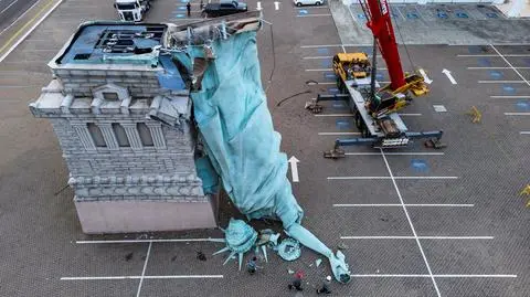 Wiatr uszkodził posąg przypominający amerykańską Statuę Wolności