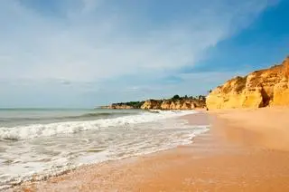 Plaża Armacao de Pera w Algarve w Portugalii - zdjęcie poglądowe
