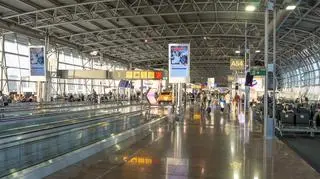 Ruch wstrzymany z powodu dronów. Wiadomo, co z lotniskiem