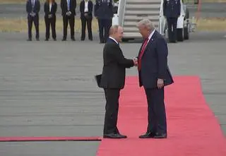 Tak wyglądało powitanie Trumpa i Putina