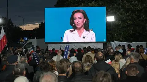 Dziennikarka Dorota Wysocka-Schnepf (na telebimie) przed gmachem TVP w Warszawie