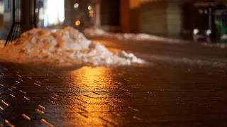 W nocy na chodnikach i drogach będzie ślisko